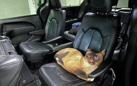 Chrysler Pacifica (RU), 2018 год, 4 000 000 рублей, 11 фотография