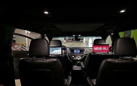 Chrysler Pacifica (RU), 2018 год, 4 000 000 рублей, 9 фотография