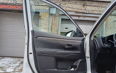 Mitsubishi Outlander III рестайлинг 3, 2019 год, 2 460 000 рублей, 11 фотография