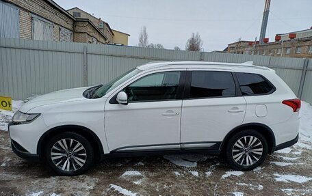 Mitsubishi Outlander III рестайлинг 3, 2019 год, 2 460 000 рублей, 8 фотография