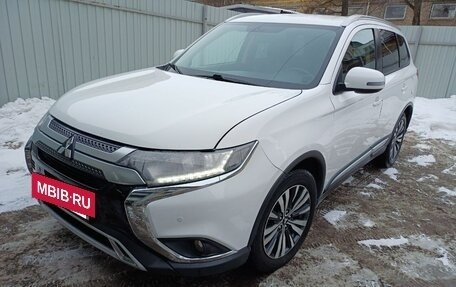 Mitsubishi Outlander III рестайлинг 3, 2019 год, 2 460 000 рублей, 2 фотография