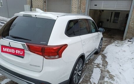 Mitsubishi Outlander III рестайлинг 3, 2019 год, 2 460 000 рублей, 5 фотография