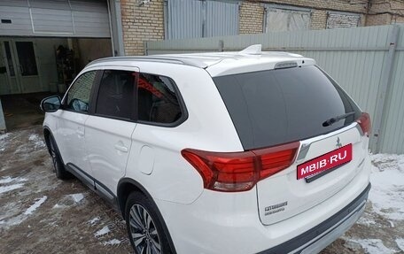 Mitsubishi Outlander III рестайлинг 3, 2019 год, 2 460 000 рублей, 4 фотография