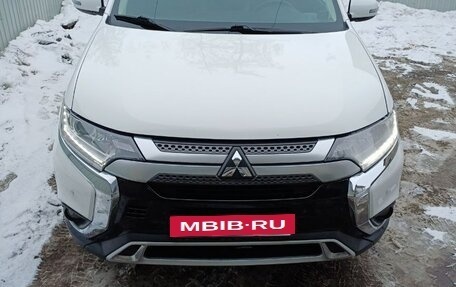 Mitsubishi Outlander III рестайлинг 3, 2019 год, 2 460 000 рублей, 9 фотография