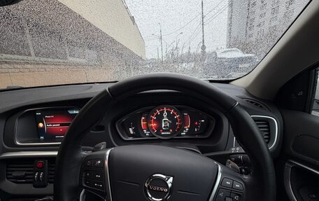 Volvo V40 II рестайлинг, 2017 год, 1 600 000 рублей, 39 фотография