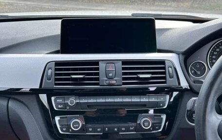 BMW 3 серия, 2018 год, 1 218 000 рублей, 10 фотография