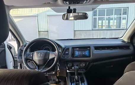 Honda Vezel, 2022 год, 1 750 000 рублей, 16 фотография