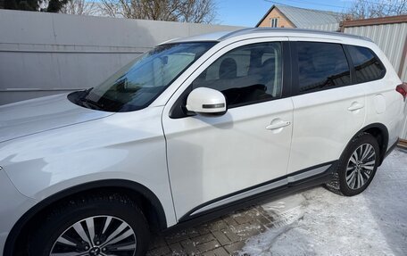 Mitsubishi Outlander III рестайлинг 3, 2018 год, 2 500 000 рублей, 1 фотография