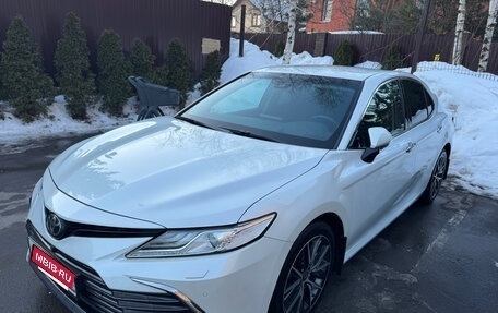 Toyota Camry, 2021 год, 3 200 000 рублей, 2 фотография