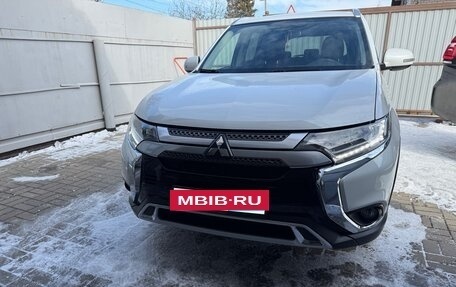 Mitsubishi Outlander III рестайлинг 3, 2018 год, 2 500 000 рублей, 3 фотография