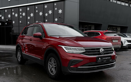 Volkswagen Tiguan II, 2021 год, 2 375 000 рублей, 2 фотография