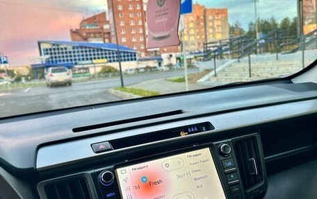 Toyota RAV4, 2018 год, 2 300 000 рублей, 12 фотография