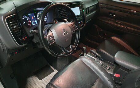 Mitsubishi Outlander III рестайлинг 3, 2016 год, 1 620 000 рублей, 7 фотография