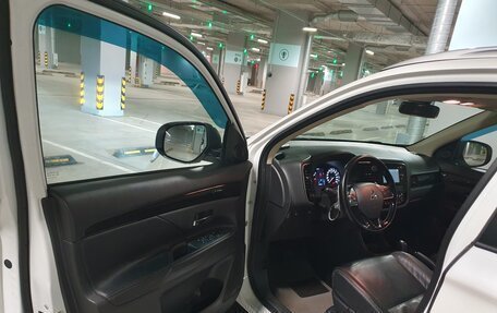 Mitsubishi Outlander III рестайлинг 3, 2016 год, 1 620 000 рублей, 6 фотография