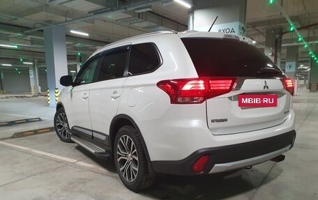 Mitsubishi Outlander III рестайлинг 3, 2016 год, 1 620 000 рублей, 2 фотография