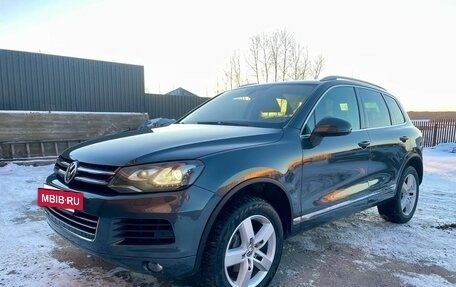Volkswagen Touareg III, 2011 год, 1 740 000 рублей, 2 фотография