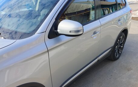 Mitsubishi Outlander III рестайлинг 3, 2021 год, 2 350 000 рублей, 8 фотография