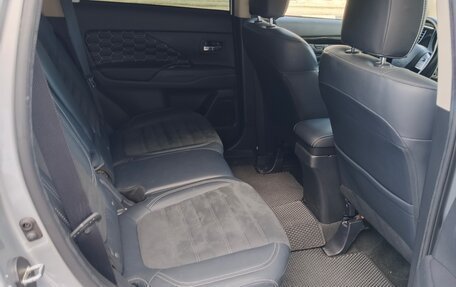 Mitsubishi Outlander III рестайлинг 3, 2021 год, 2 350 000 рублей, 10 фотография