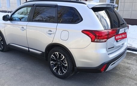 Mitsubishi Outlander III рестайлинг 3, 2021 год, 2 350 000 рублей, 3 фотография