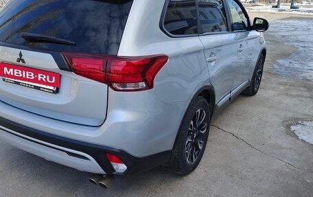 Mitsubishi Outlander III рестайлинг 3, 2021 год, 2 350 000 рублей, 5 фотография