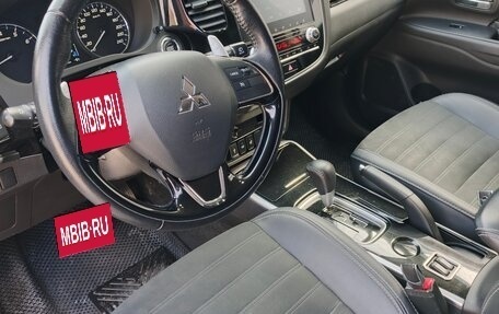 Mitsubishi Outlander III рестайлинг 3, 2021 год, 2 350 000 рублей, 7 фотография