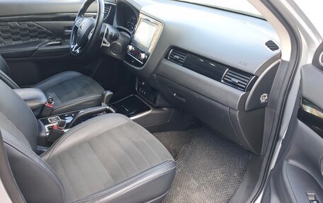 Mitsubishi Outlander III рестайлинг 3, 2021 год, 2 350 000 рублей, 13 фотография