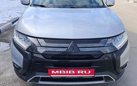 Mitsubishi Outlander III рестайлинг 3, 2021 год, 2 350 000 рублей, 16 фотография