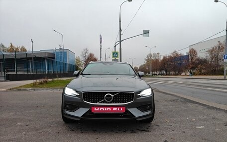 Volvo V60 Cross Country II, 2020 год, 5 000 000 рублей, 1 фотография
