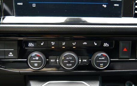 Volkswagen Multivan T6 рестайлинг, 2023 год, 4 500 000 рублей, 38 фотография