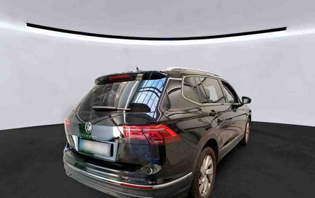 Volkswagen Tiguan II, 2022 год, 2 742 000 рублей, 2 фотография