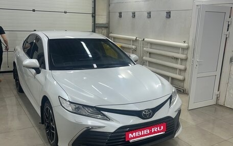 Toyota Camry, 2022 год, 3 300 000 рублей, 2 фотография