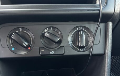 Volkswagen Polo VI (EU Market), 2012 год, 900 000 рублей, 39 фотография