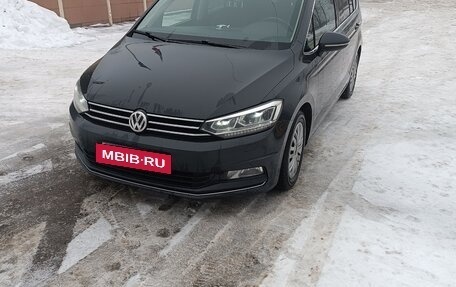 Volkswagen Touran III, 2017 год, 1 850 000 рублей, 2 фотография