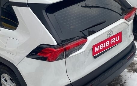 Toyota RAV4, 2024 год, 3 900 000 рублей, 2 фотография