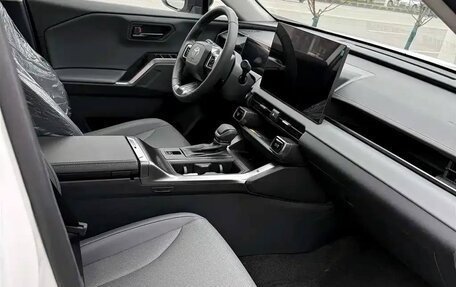 Toyota RAV4, 2025 год, 4 550 000 рублей, 6 фотография