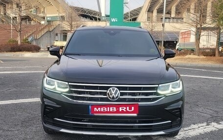 Volkswagen Tiguan II, 2023 год, 3 100 777 рублей, 2 фотография