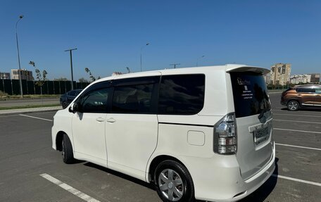 Toyota Voxy II, 2010 год, 1 350 000 рублей, 4 фотография