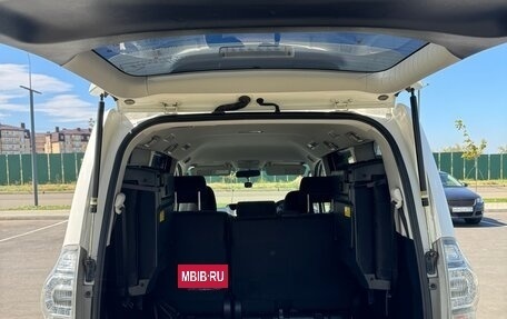 Toyota Voxy II, 2010 год, 1 350 000 рублей, 6 фотография