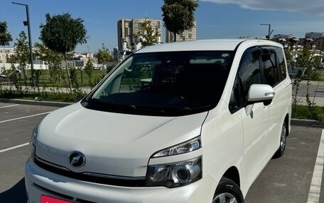 Toyota Voxy II, 2010 год, 1 350 000 рублей, 2 фотография