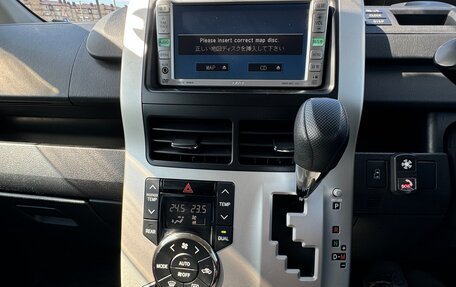 Toyota Voxy II, 2010 год, 1 350 000 рублей, 15 фотография