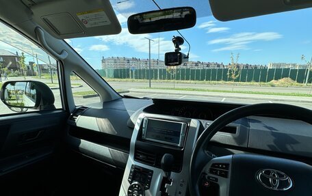 Toyota Voxy II, 2010 год, 1 350 000 рублей, 13 фотография