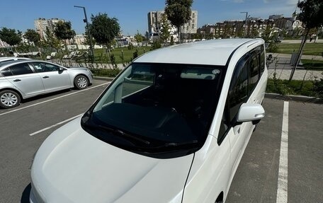 Toyota Voxy II, 2010 год, 1 350 000 рублей, 17 фотография