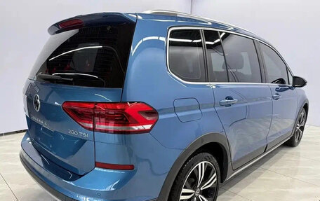 Volkswagen Touran III, 2022 год, 2 053 444 рублей, 4 фотография