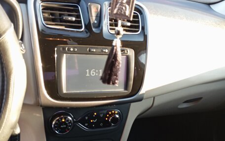 Renault Logan II, 2018 год, 900 000 рублей, 3 фотография