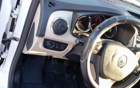 Renault Logan II, 2018 год, 900 000 рублей, 2 фотография