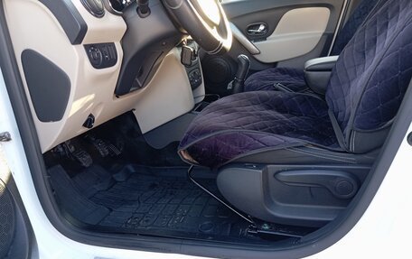 Renault Logan II, 2018 год, 900 000 рублей, 5 фотография