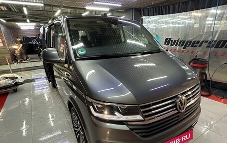 Volkswagen Multivan T6 рестайлинг, 2020 год, 7 300 000 рублей, 2 фотография