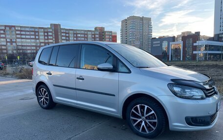 Volkswagen Touran III, 2011 год, 980 000 рублей, 2 фотография