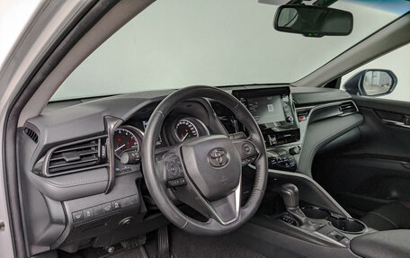 Toyota Camry, 2022 год, 3 400 000 рублей, 13 фотография