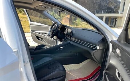 Hyundai Elantra, 2022 год, 1 790 000 рублей, 5 фотография